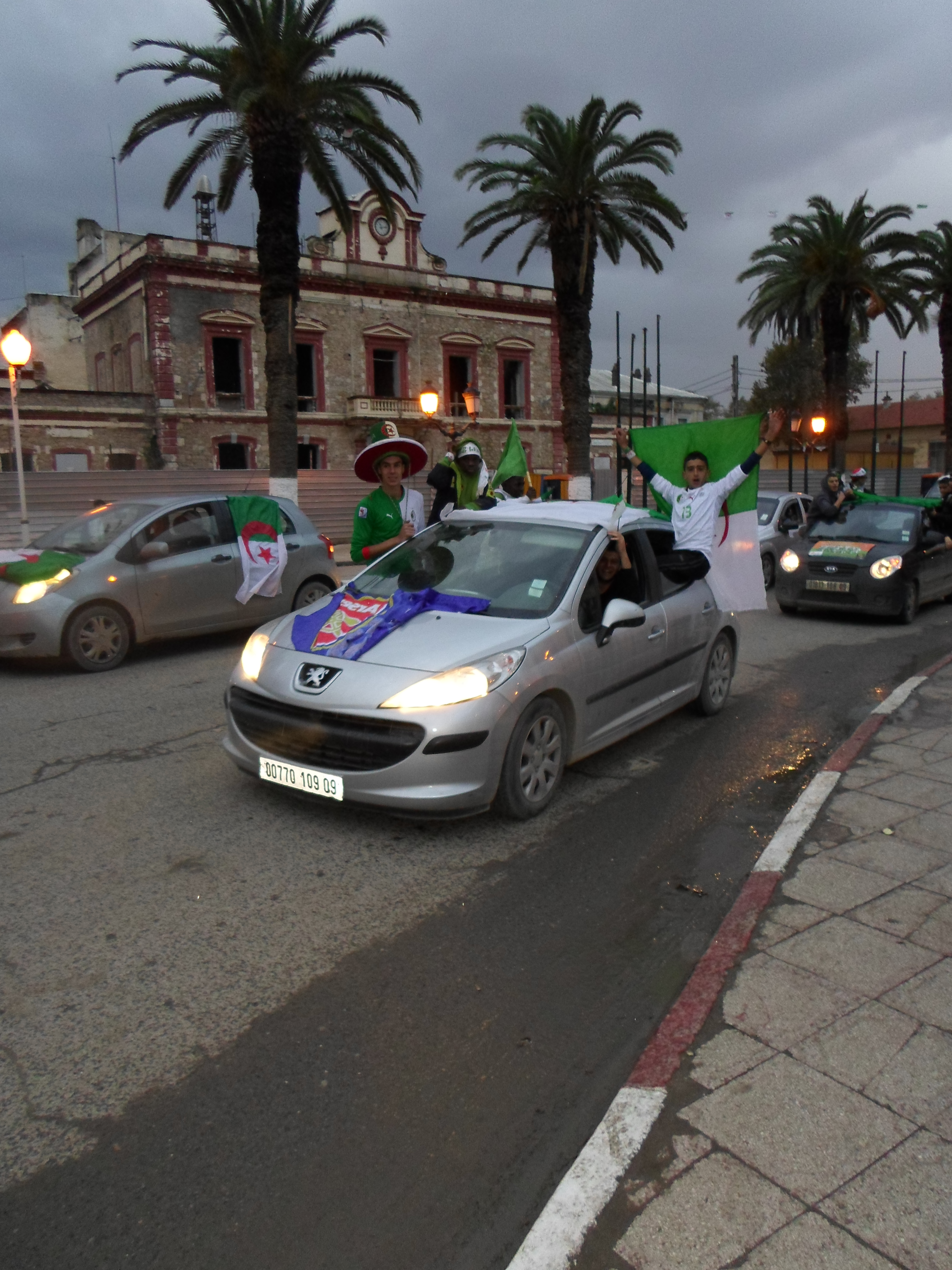 à coté de la mairie de boufarik les jeunes supporteurs défillent