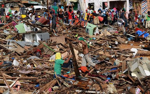 Planète - Philippines: après le typhon, nettoyer pour surmonter le traumatisme