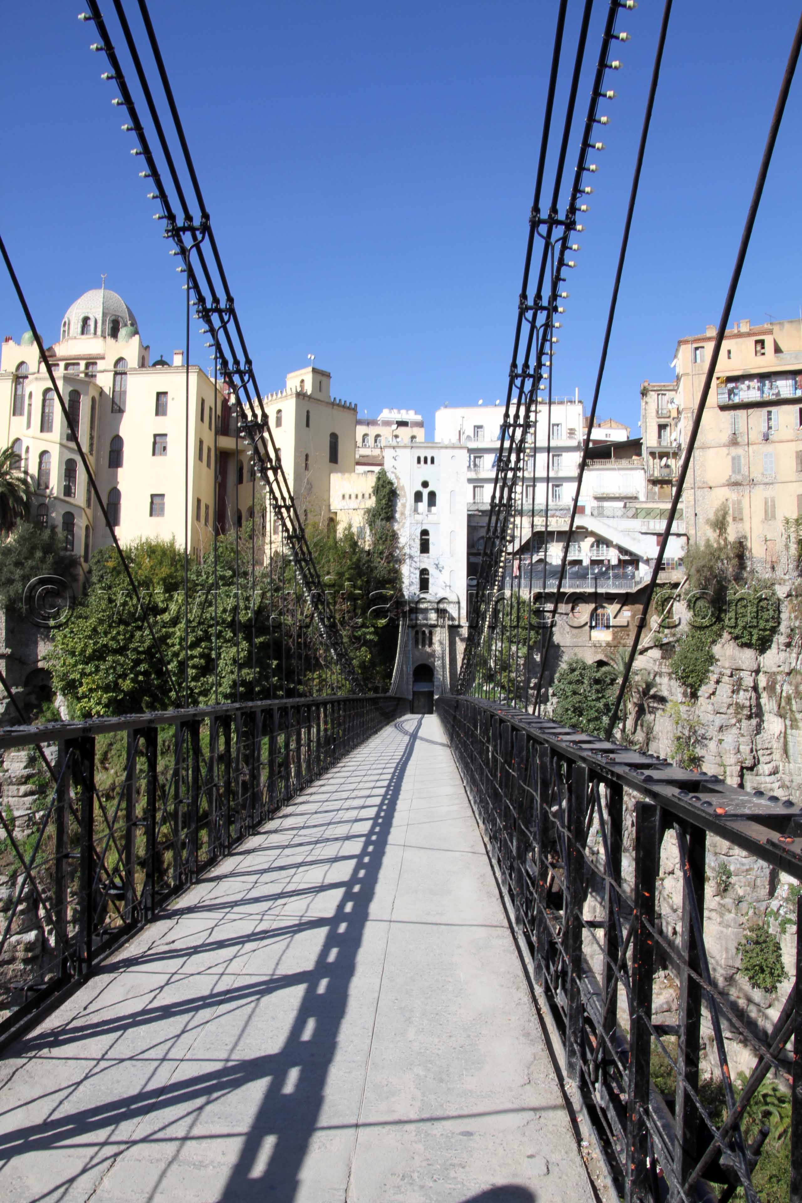 Constantine, Passerelle Mellah Slimane supplombée par la Medersa