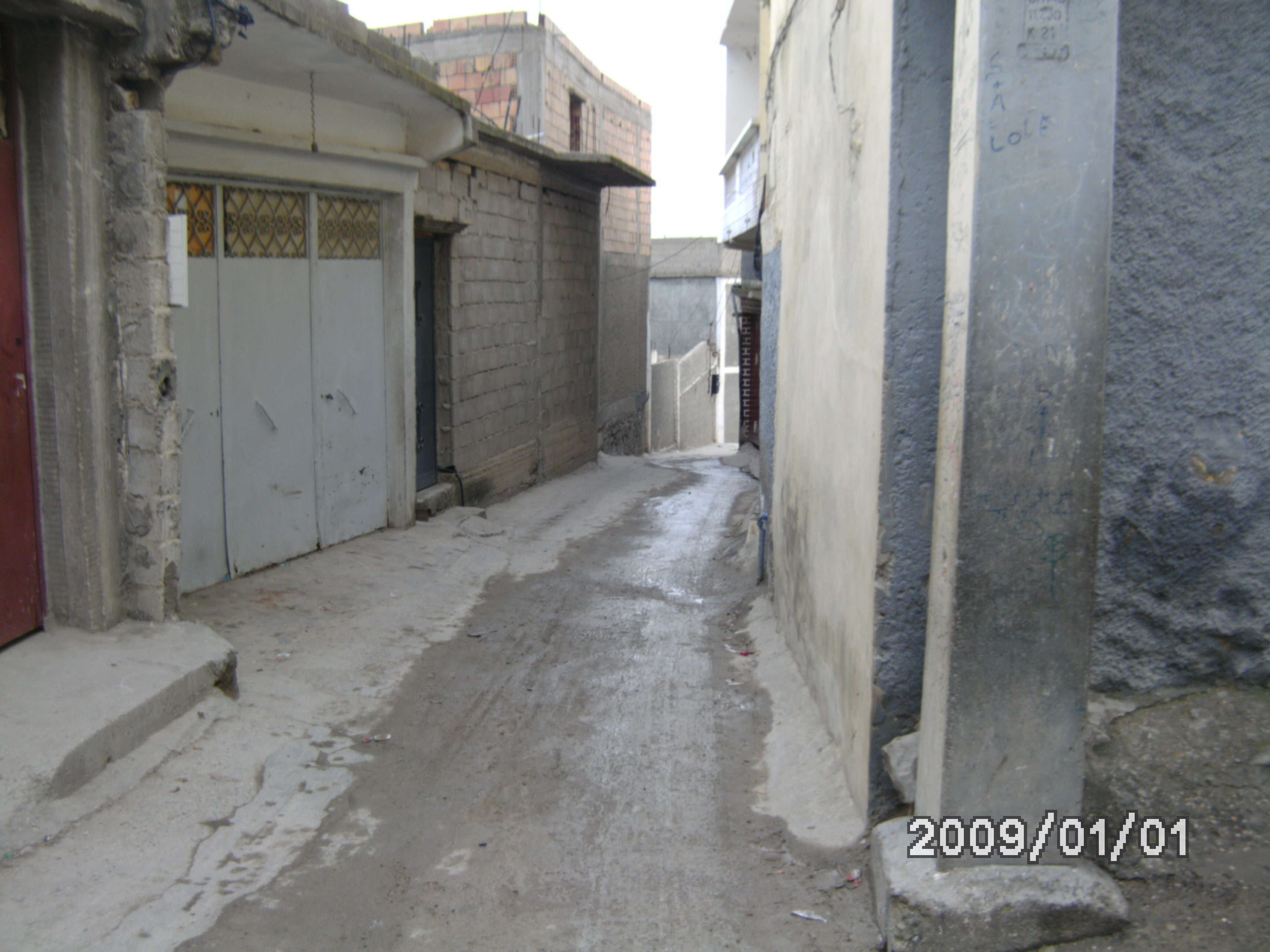 la rue qui mène vers le village taourirt