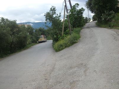 a gauche vers le village takhlicht à droite vers le village ighil ntala fenaia