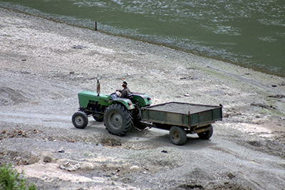 Commune de Tadmaït -  Le pillage du sable continue