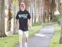 Planète - Floride:  À 77 ans, il a déjà parcouru 21.162 kilomètres à pied