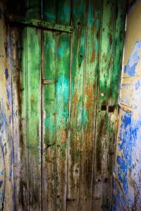 Porte dans le cartier populaire de sidi boumediane  el 3oubad