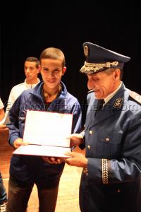 Le champion de Natation Bouacha Taha Ali lors des Festivités du 1er Novembre 2013 avec la présence du nouveau wali de Tlemcen Abdelhafid Saci Ahmed