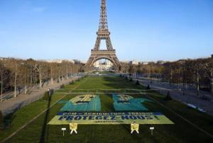Planète - Opération de Greenpeace à Paris contre les OGM