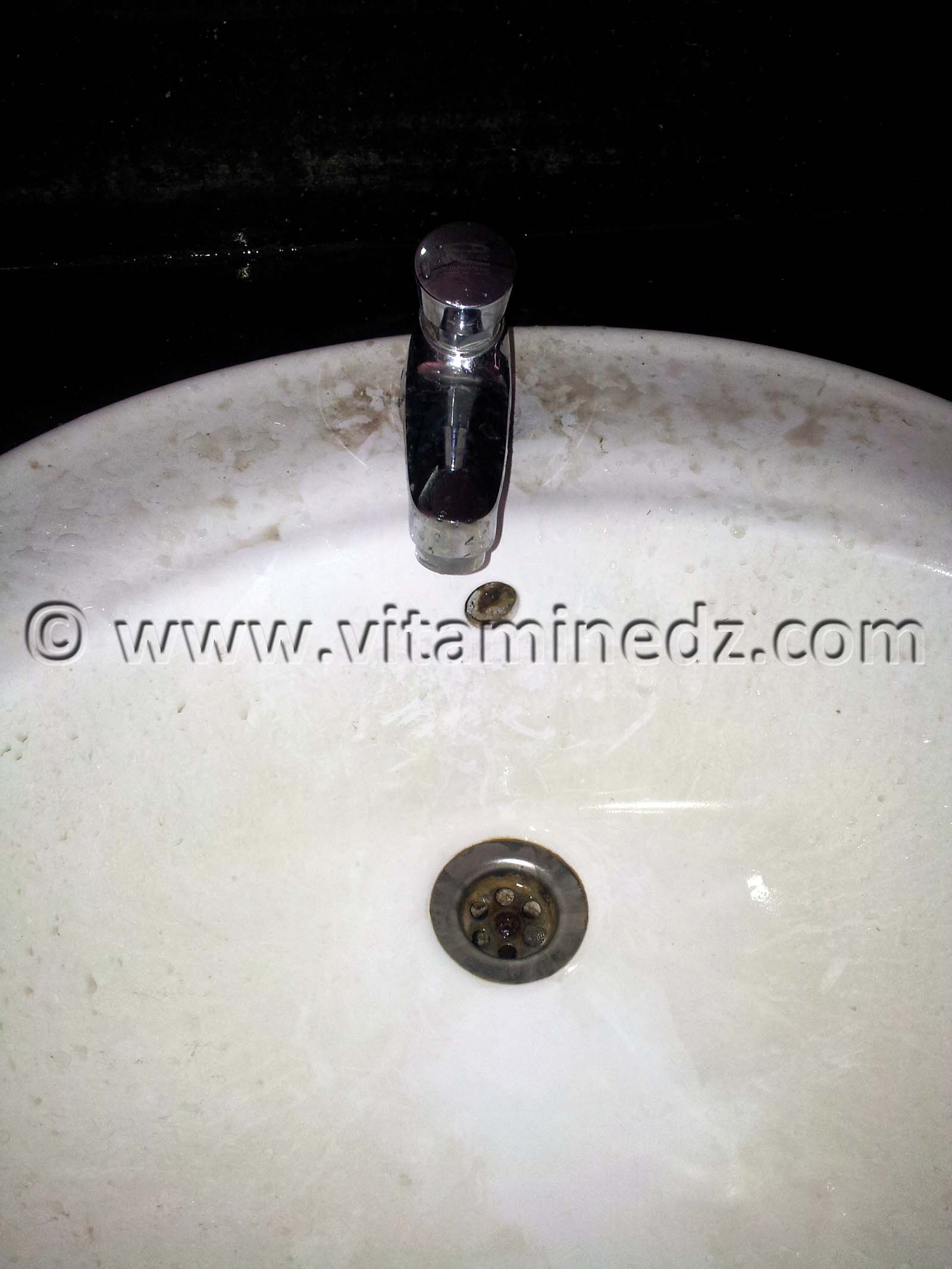 Lavabos trop sales des stations Naftal de Sidi Belabbes, Autorote Est Ouest