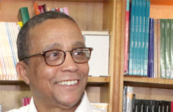 Présidentielles 2014 - Yasmina Khadra à Tizi Ouzou pour une vente dédicace: «Je suis candidat par devoir citoyen»