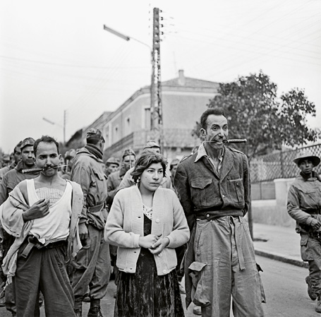 Le fameux cliché du sergent-chef Flament faisant passer des membres du FLN, arrétés en 1959, pour des égorgeurs