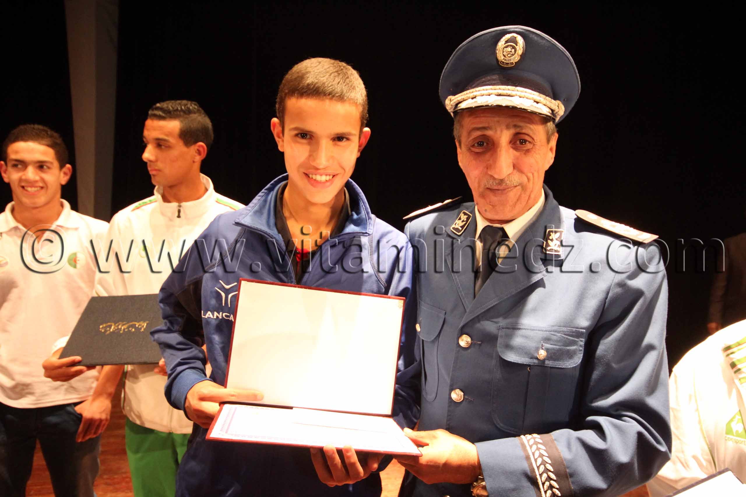 Le champion de Natation Bouacha Taha Ali lors des Festivités du 1er Novembre 2013 avec la présence du nouveau wali de Tlemcen Abdelhafid Saci Ahmed