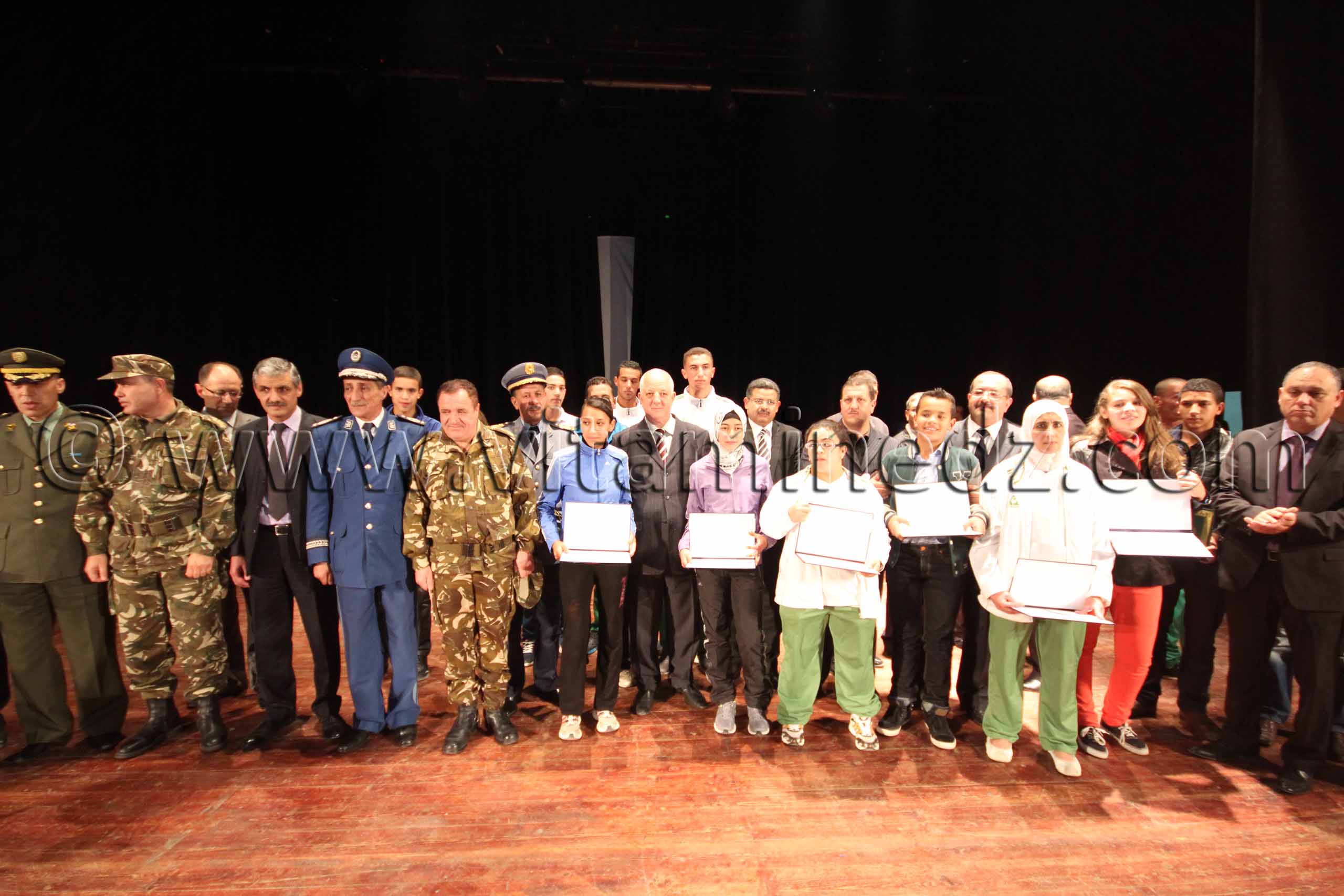 Distribution des prix aux sportifs de Tlemcen - Festivités du 1er Novembre 2013 avec la présence du nouveau wali de Tlemcen Abdelhafid Saci Ahmed