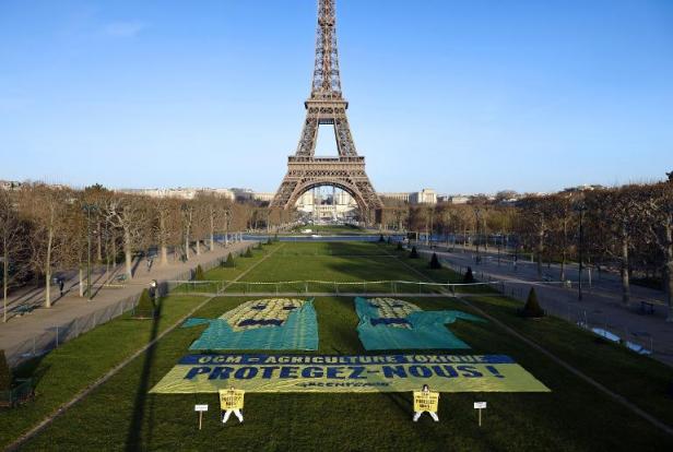 Planète - Opération de Greenpeace à Paris contre les OGM
