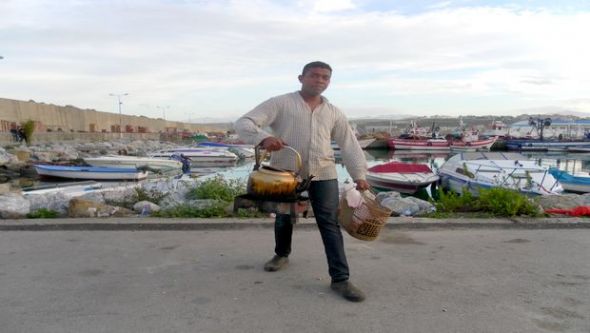 Samir, vendeur de thé sur la plage à Jijel - Atypique et sympathique