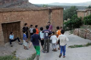 les enfants se preparent pour le Carnaval Ayred Beni snous  Personnages du carnaval