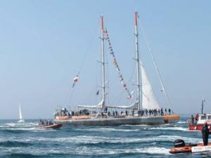 Planète - Tara-Méditerranée:  La goélette à la pêche au plastique