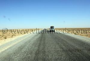 Route longue dans une steppe interminable, Commune d\'El Bnoud (Wilaya d\'El Bayadh)