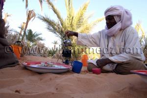 Préparation de Thé traditionnel à Guentour, par notre ami Faradji, Commune Ouled Aissa (Adrar)