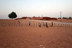 Enfants jouant au Foot à Guentour - Commune Ouled Aissa (Adrar)