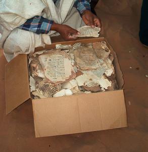 Carton plein de débris de manuscrits, Akabli Algérie