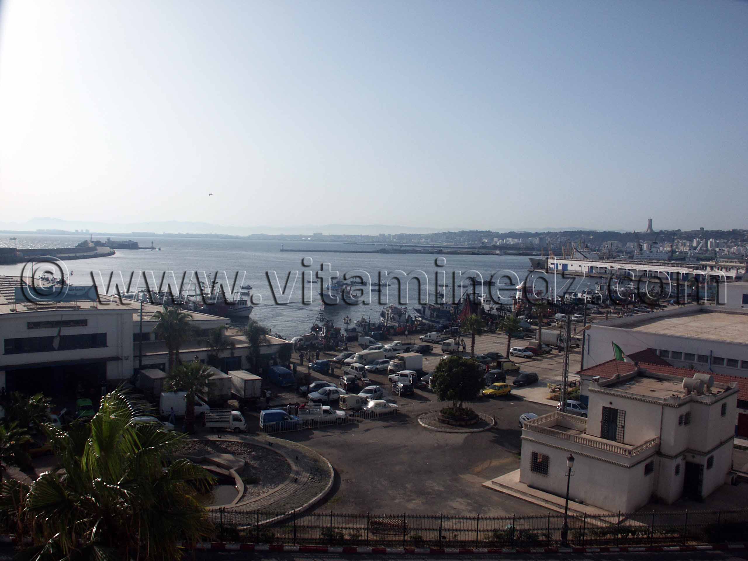 Port d'Alger avec ses phares