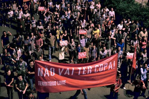 Planète - Sao Paulo (Brésil): 600 personnes manifestent contre le Mondial de football