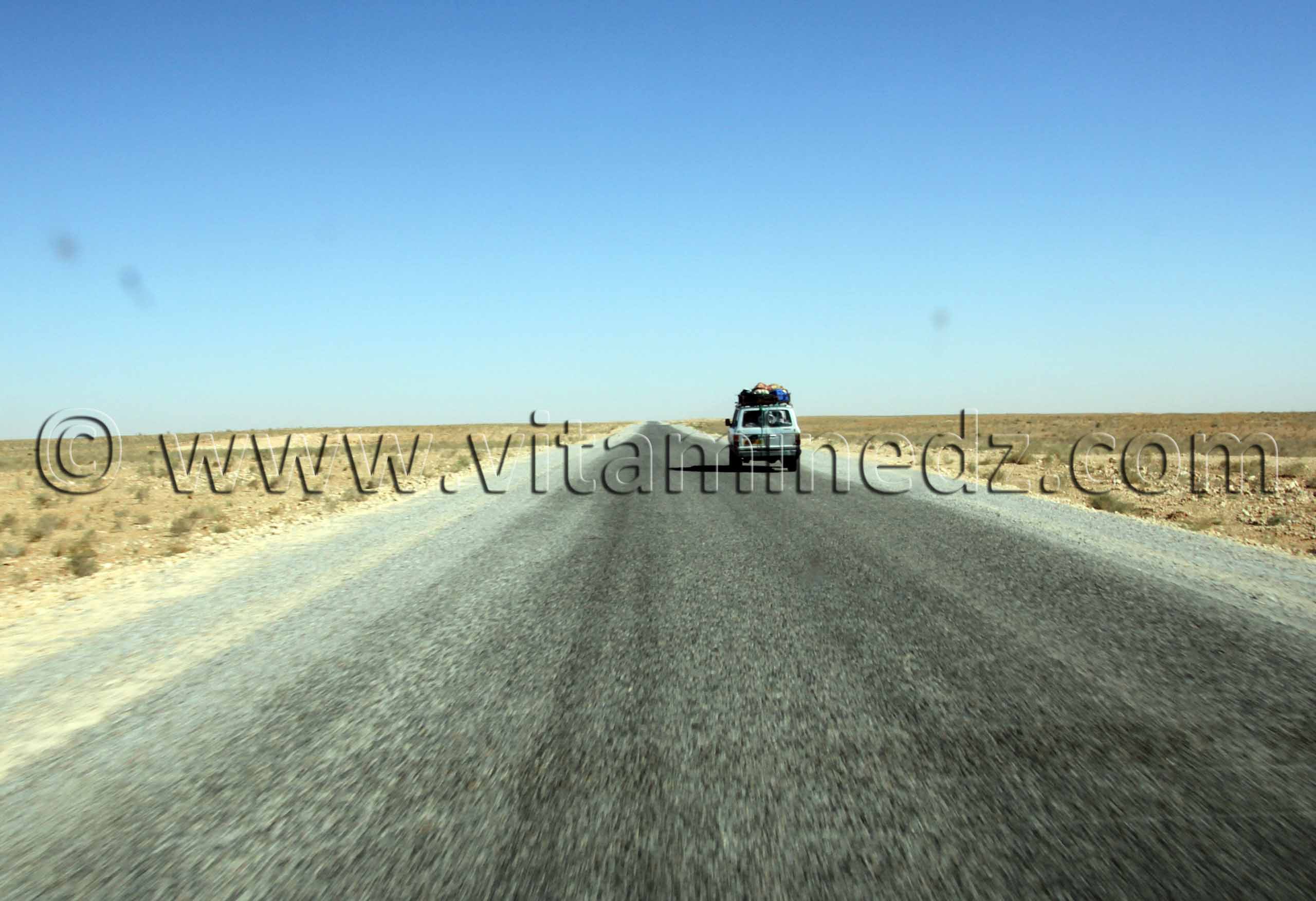 Route longue dans une steppe interminable, Commune d'El Bnoud (Wilaya d'El Bayadh)