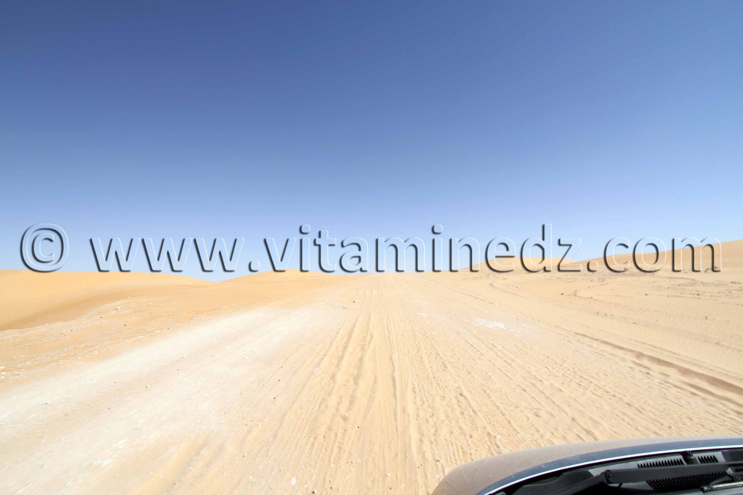 Nouvel axe routier en réalisation, El Bnoud - Tinerkouk traversant le Grand Erg Occidental