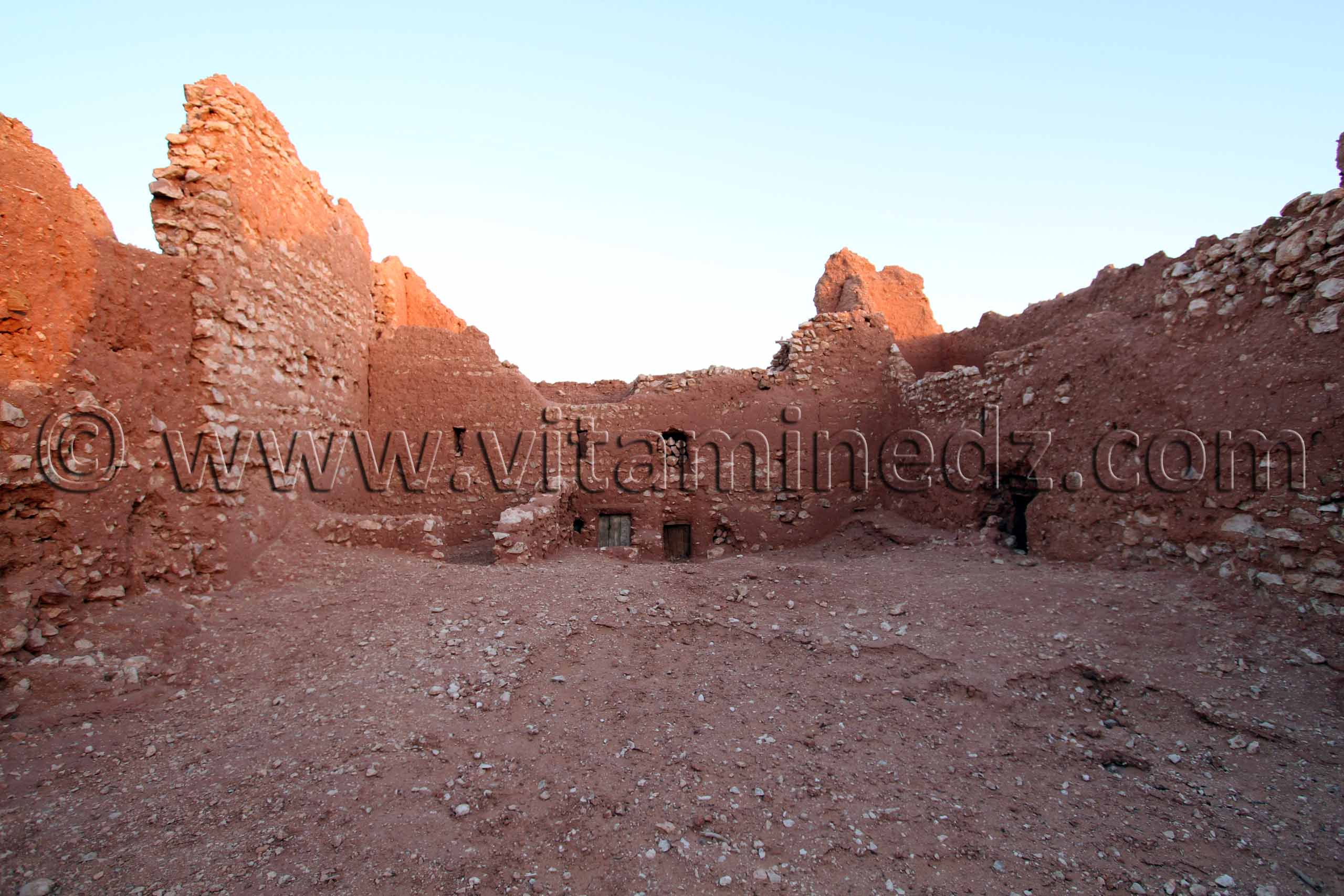 Etrange Ksar à Guentour, où les portes sont trop petites pour des nains on dirait ... Commune Ouled Aissa (Adrar)