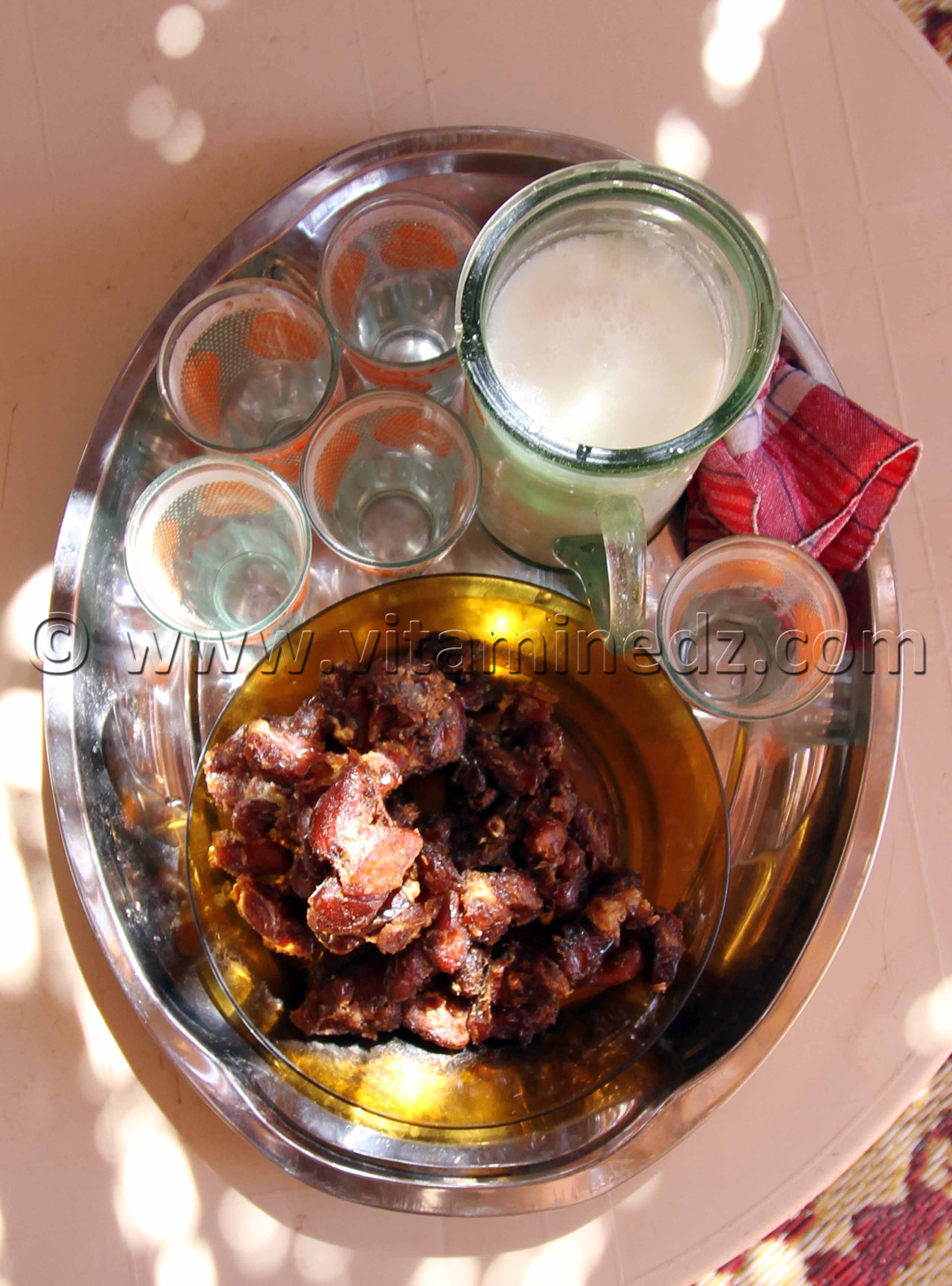 Dattes 3akda et lait de chèvre tradition oblige au sud c'est le minimum qu'on puisse offrir aux invités ici à Ouled Aissa (Adrar)