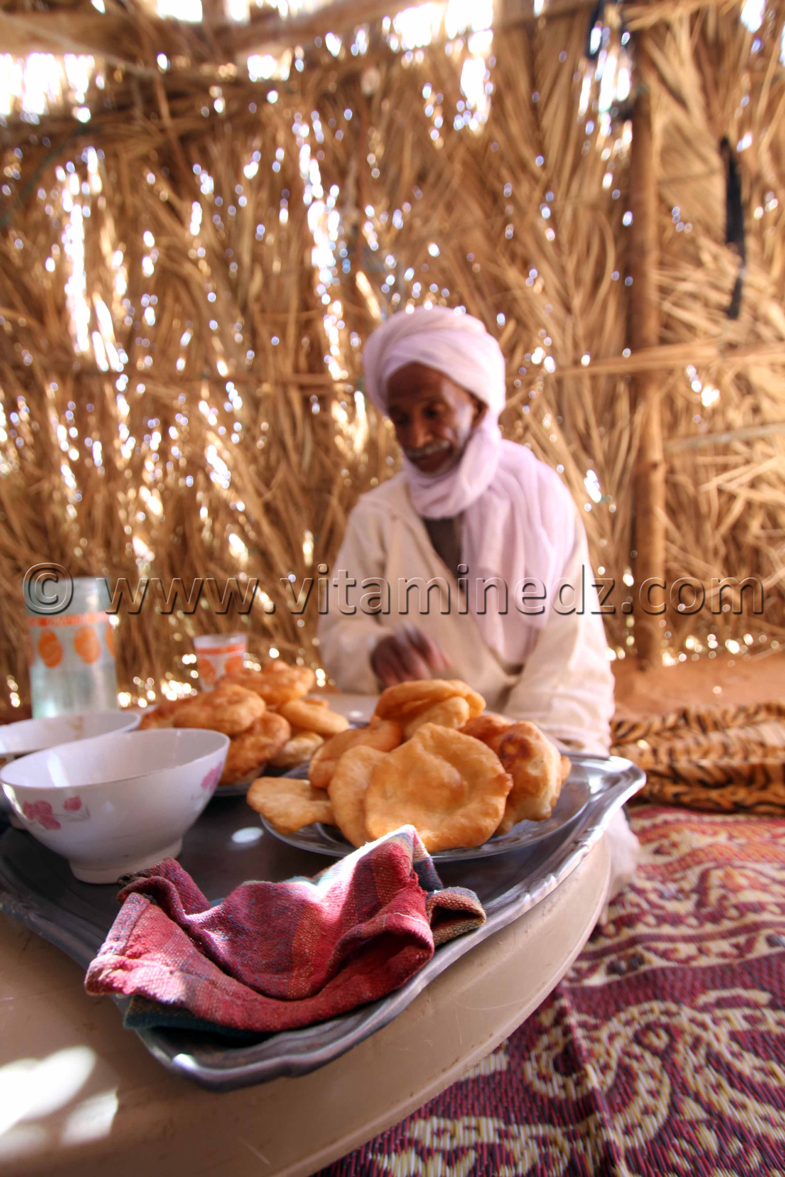 Sfenj, D'han Essahra (beurre) et miel avec du thé, l'invité est gaté au sud ici à Ouled Aissa (Adrar)