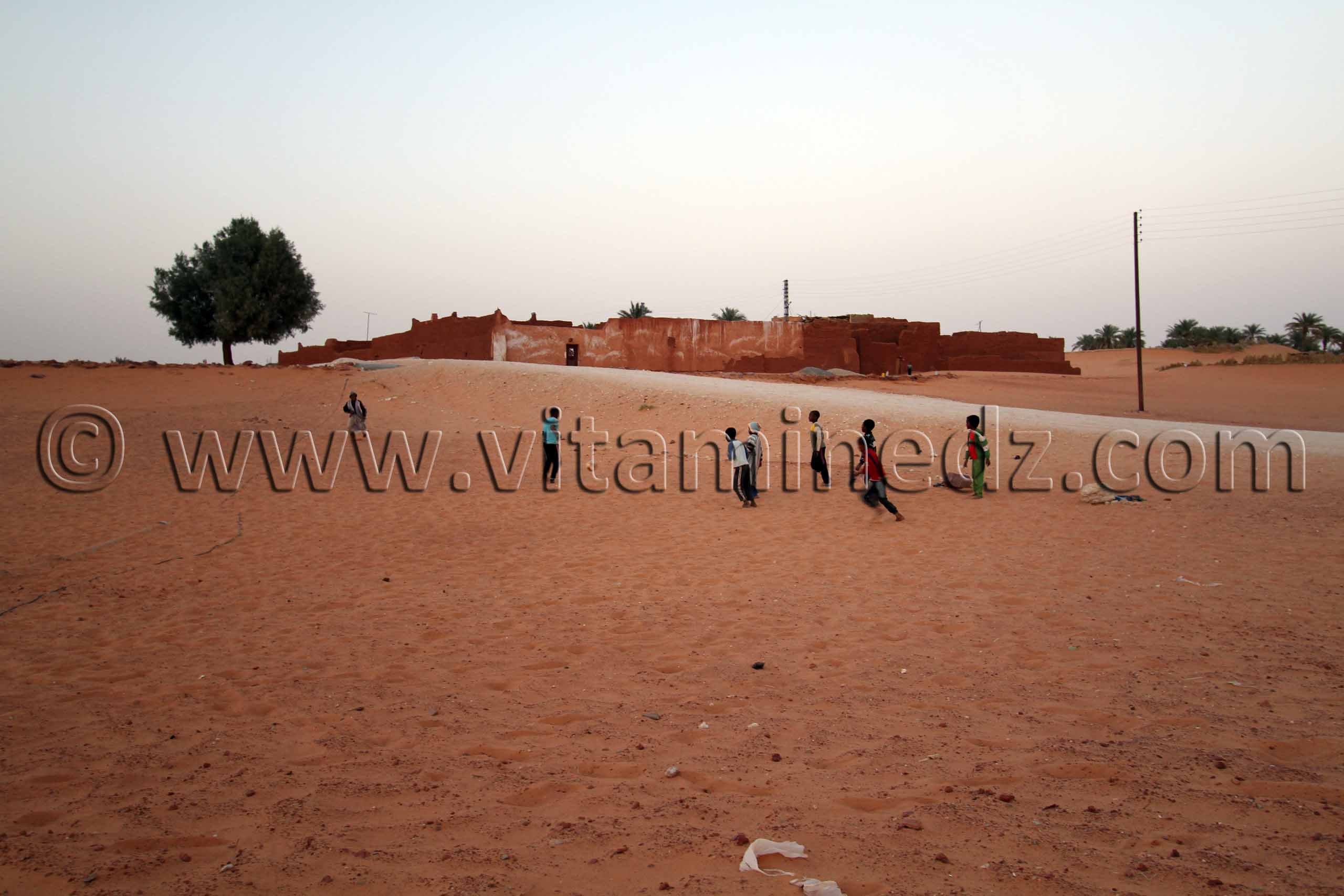 Enfants jouant au Foot à Guentour - Commune Ouled Aissa (Adrar)
