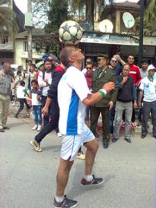 Chebli (Blida) - Il a parcouru 2.193 m avec un ballon sur la tête  Le freestyler Derradji pulvérise le record Guinness!