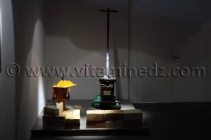 Compacteuses de briques en terre De terre et d\'argile, Exposition de Yasmine Terki (Tlemcen 2011, capitale de la culture islamique)