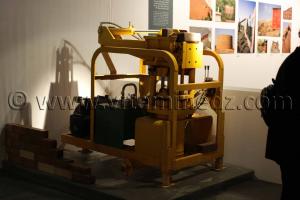 Machine de briques De terre et d\'argile, Exposition de Yasmine Terki (Tlemcen 2011, capitale de la culture islamique)