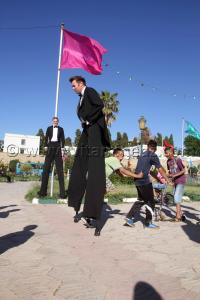 IF Tlemcen  « Wegenstreits Guests » Irriwish Theater (Autriche) Echasses, interactions burlesques au Grand Bassin