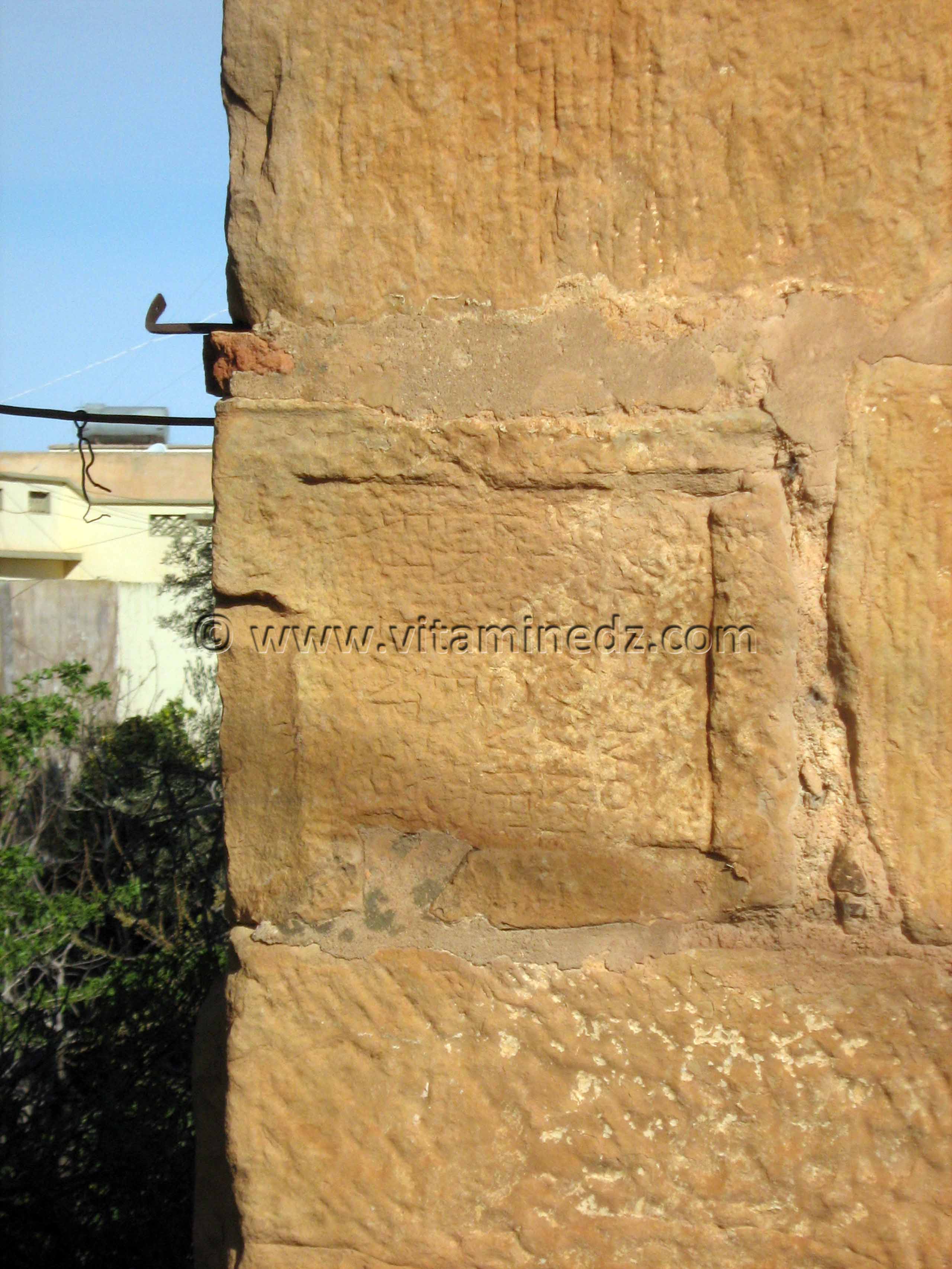 Inscriptions romaines, Minaret de la mosquée d'Agadir à Tlemcen