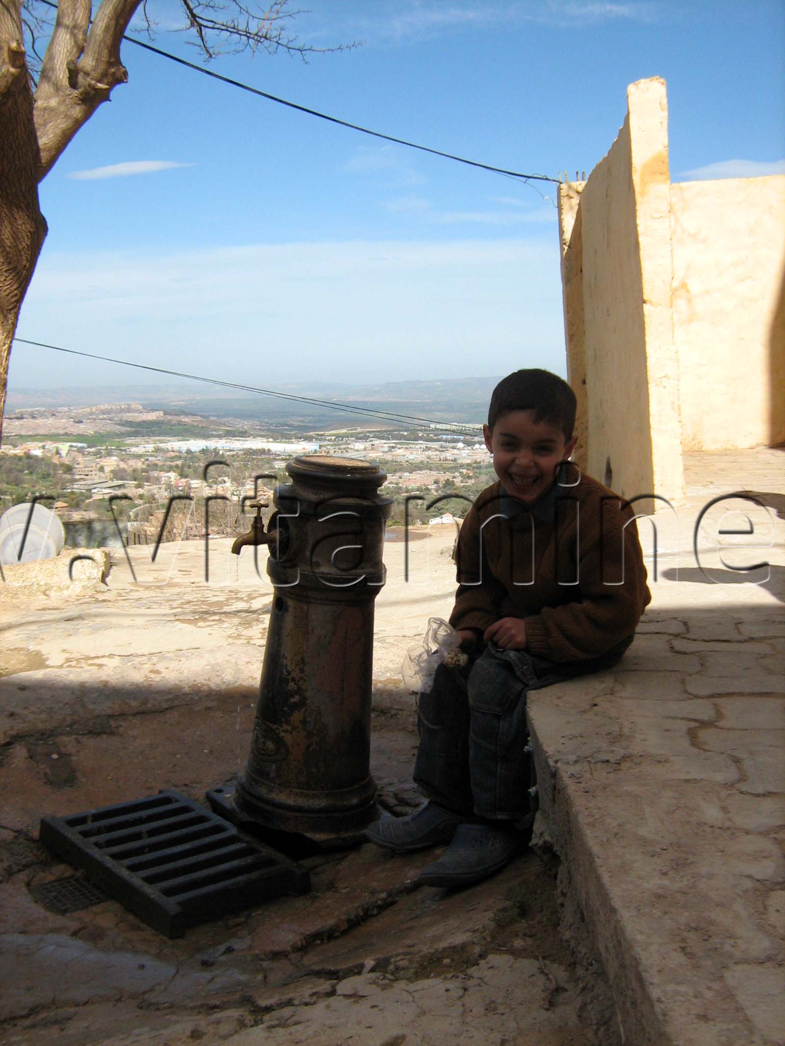 Photo Tlemcen, Enfant et fontaine quartier d'El Eubbad