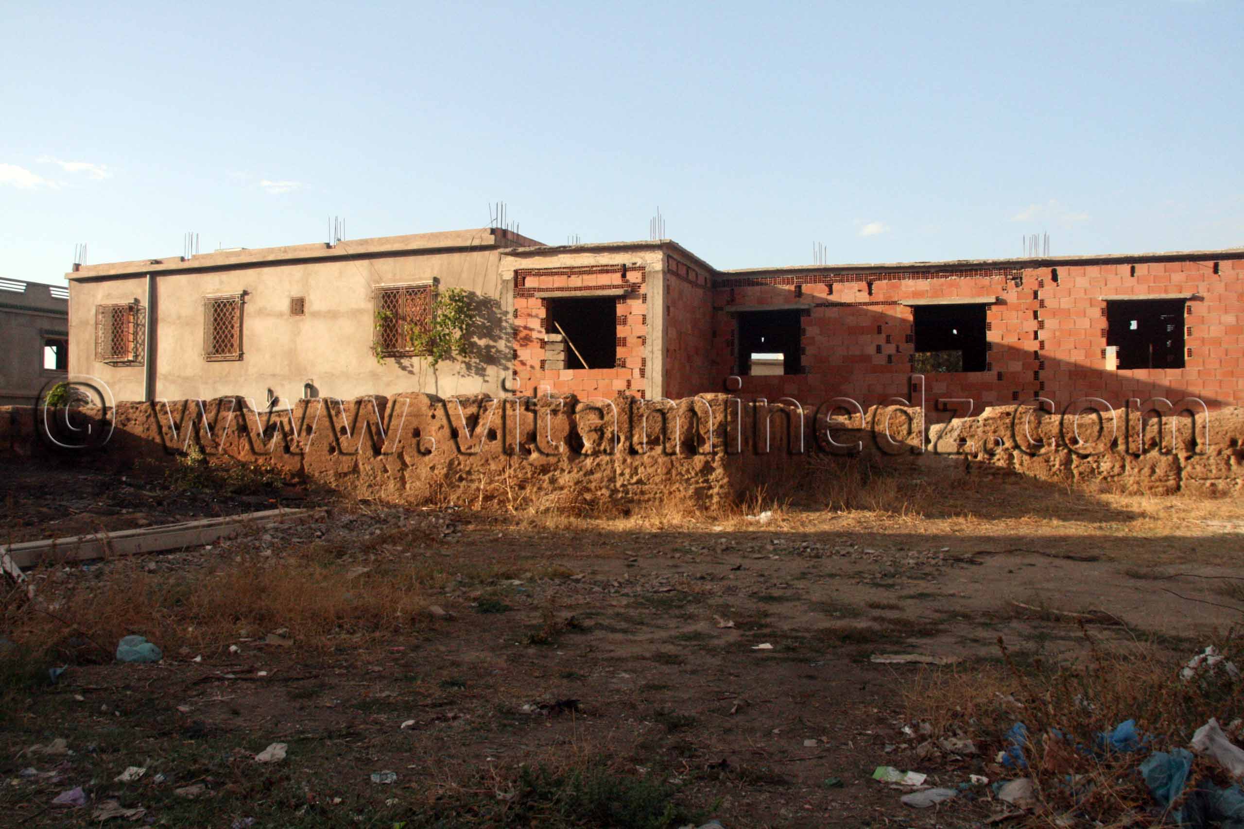 Constructions récentes aux abords des Enceintes et tours au vieux quartier de Tlemcen à Agadir