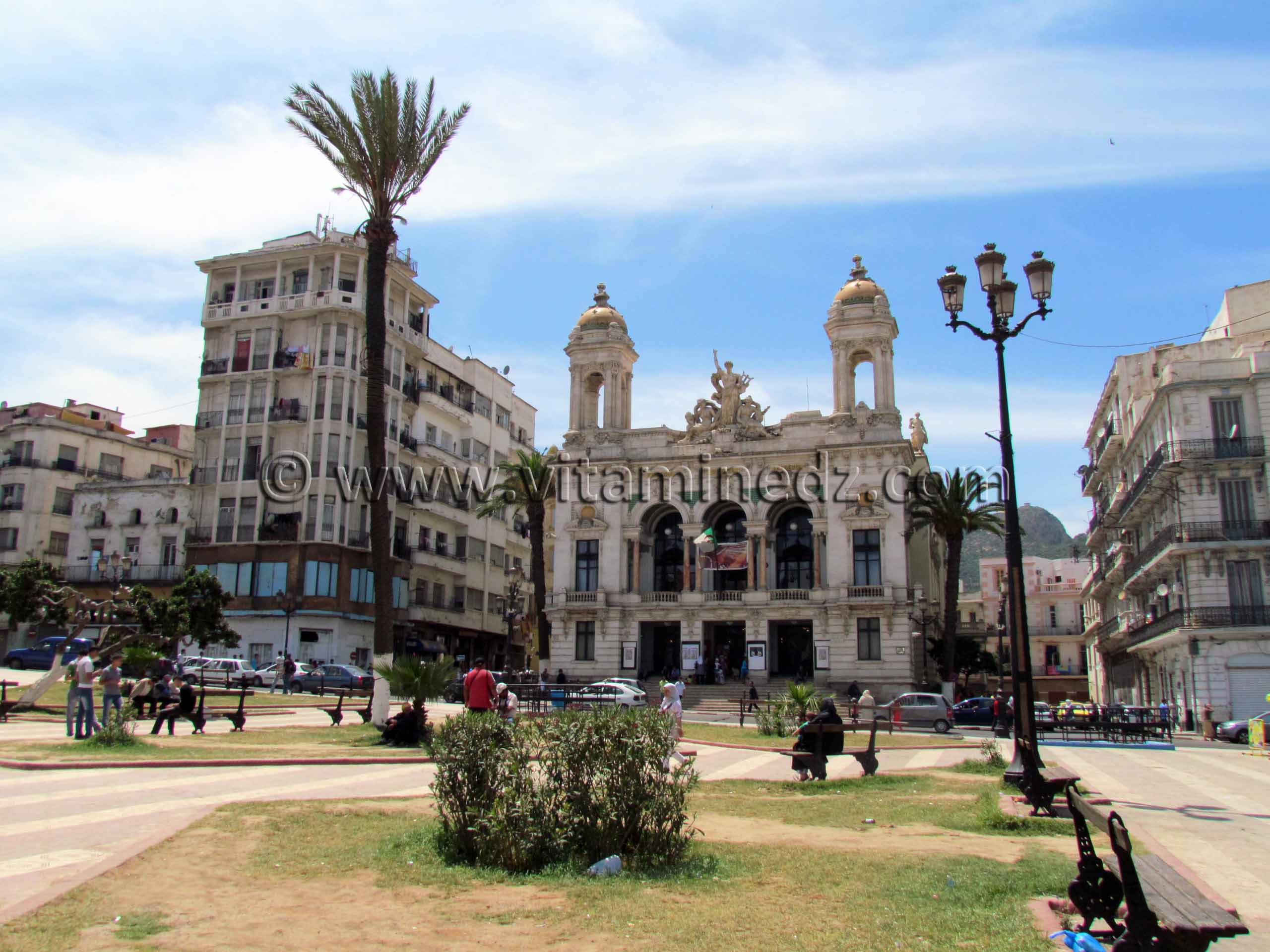 Oran - Place premier Novembre (Ex Place d'armes) et Théatre