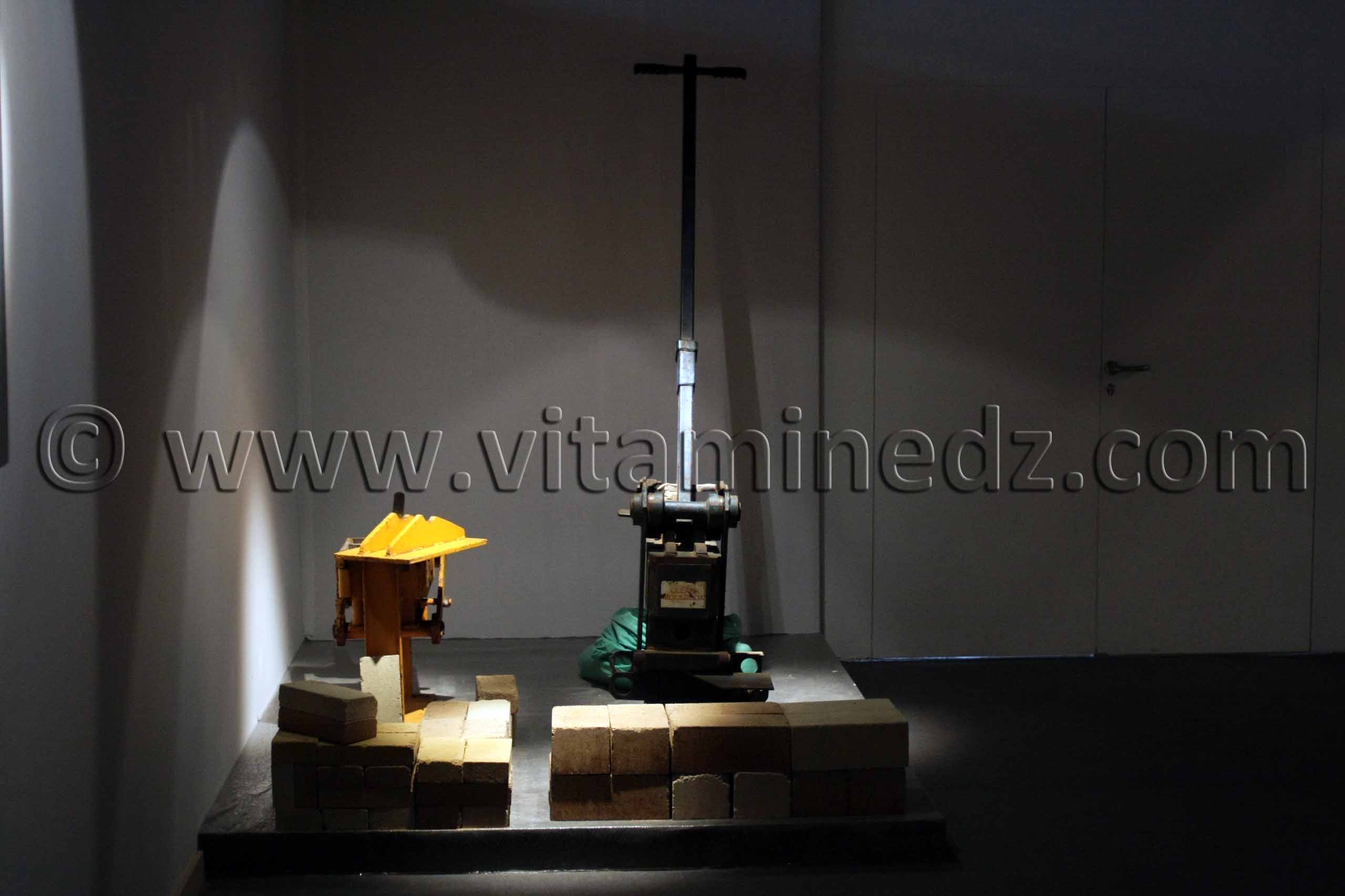 Compacteuses de briques en terre De terre et d'argile, Exposition de Yasmine Terki (Tlemcen 2011, capitale de la culture islamique)