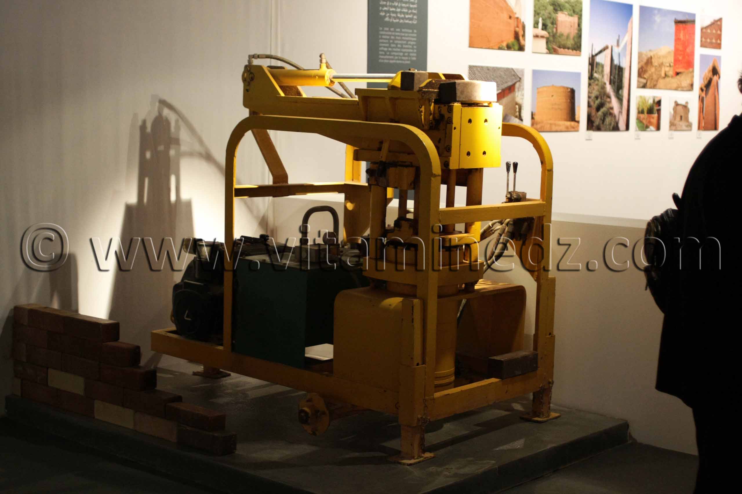 Machine de briques De terre et d'argile, Exposition de Yasmine Terki (Tlemcen 2011, capitale de la culture islamique)