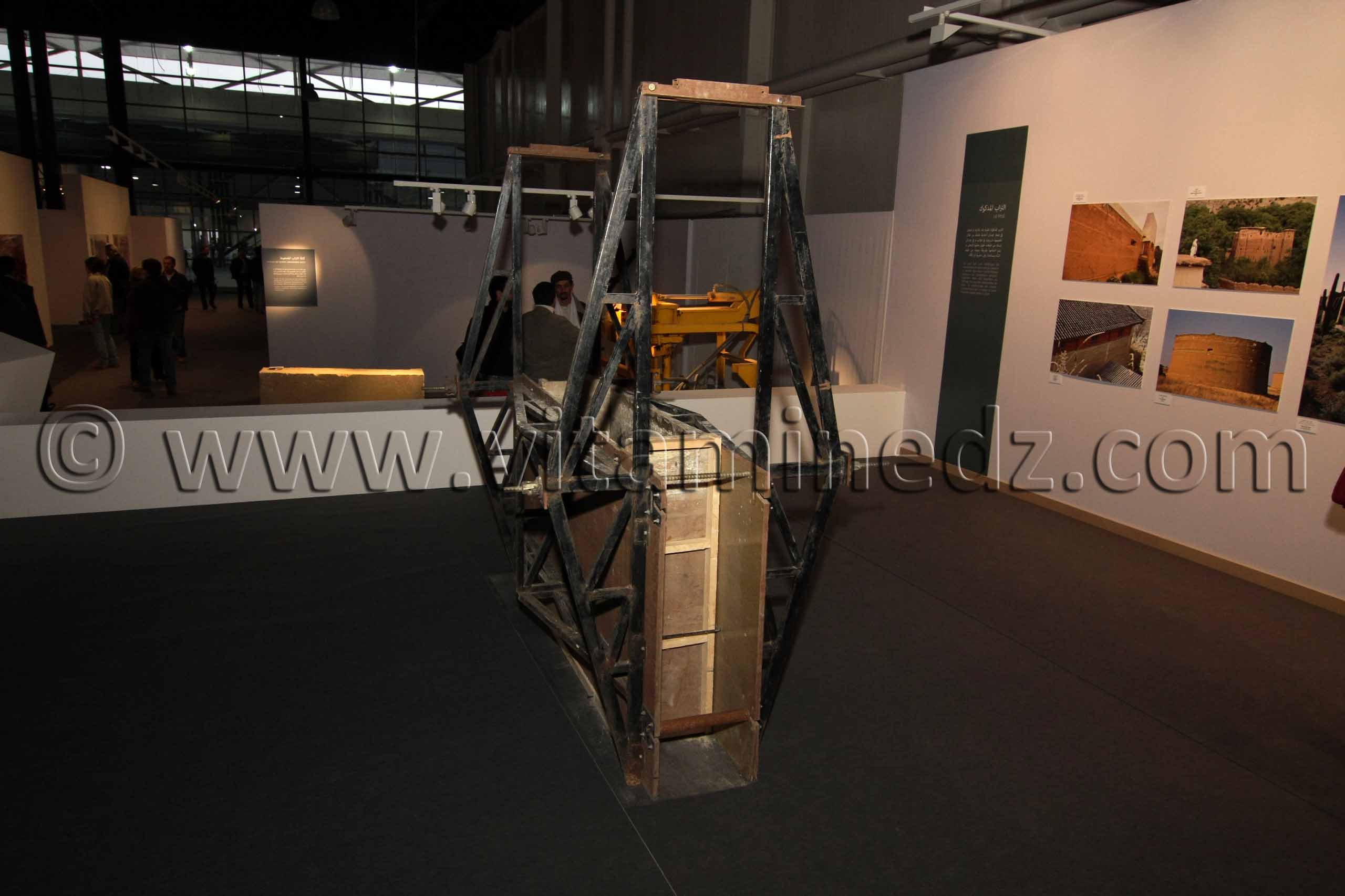 Machine Briquette De terre et d'argile, Exposition de Yasmine Terki (Tlemcen 2011, capitale de la culture islamique)