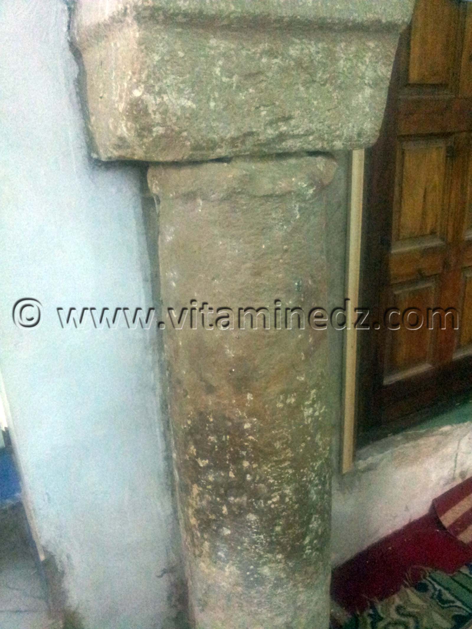 Tlemcen - Ancienne colonne de la mosquée de Bab Zir (Beb Dzair)