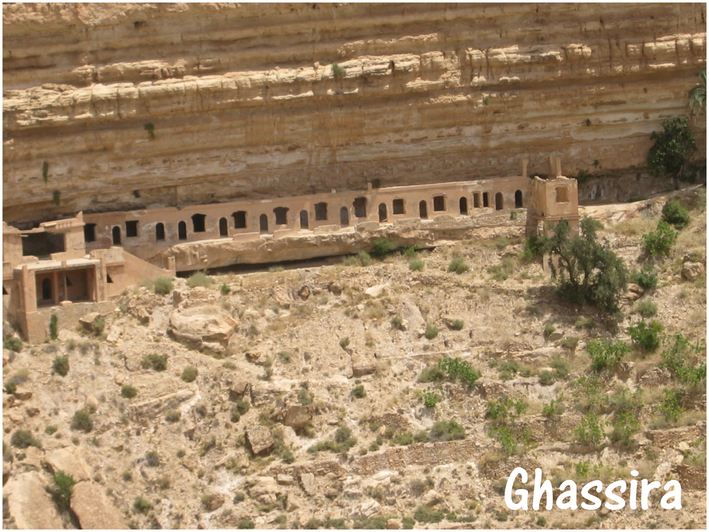 L'hôtel Transatlantique aujourd'hui abandonné aux Balcons du Ghoufi Commune Ghassira - Daira T'kout - Wilaya de Batna