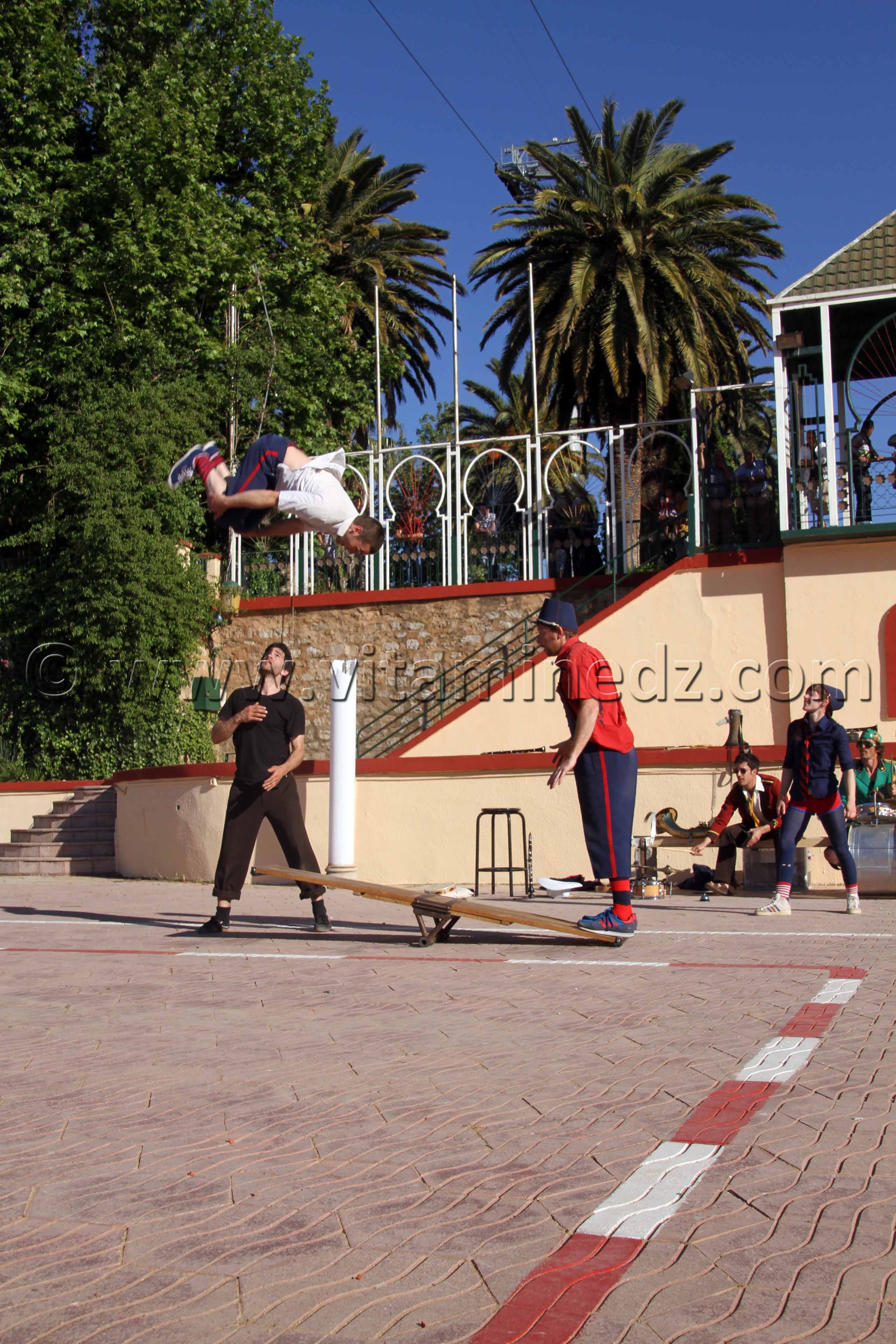 I.F Tlemcen - Arts de la rue  OPUS 7, Chepteil Aleikoum (France) au Grand Bassin.