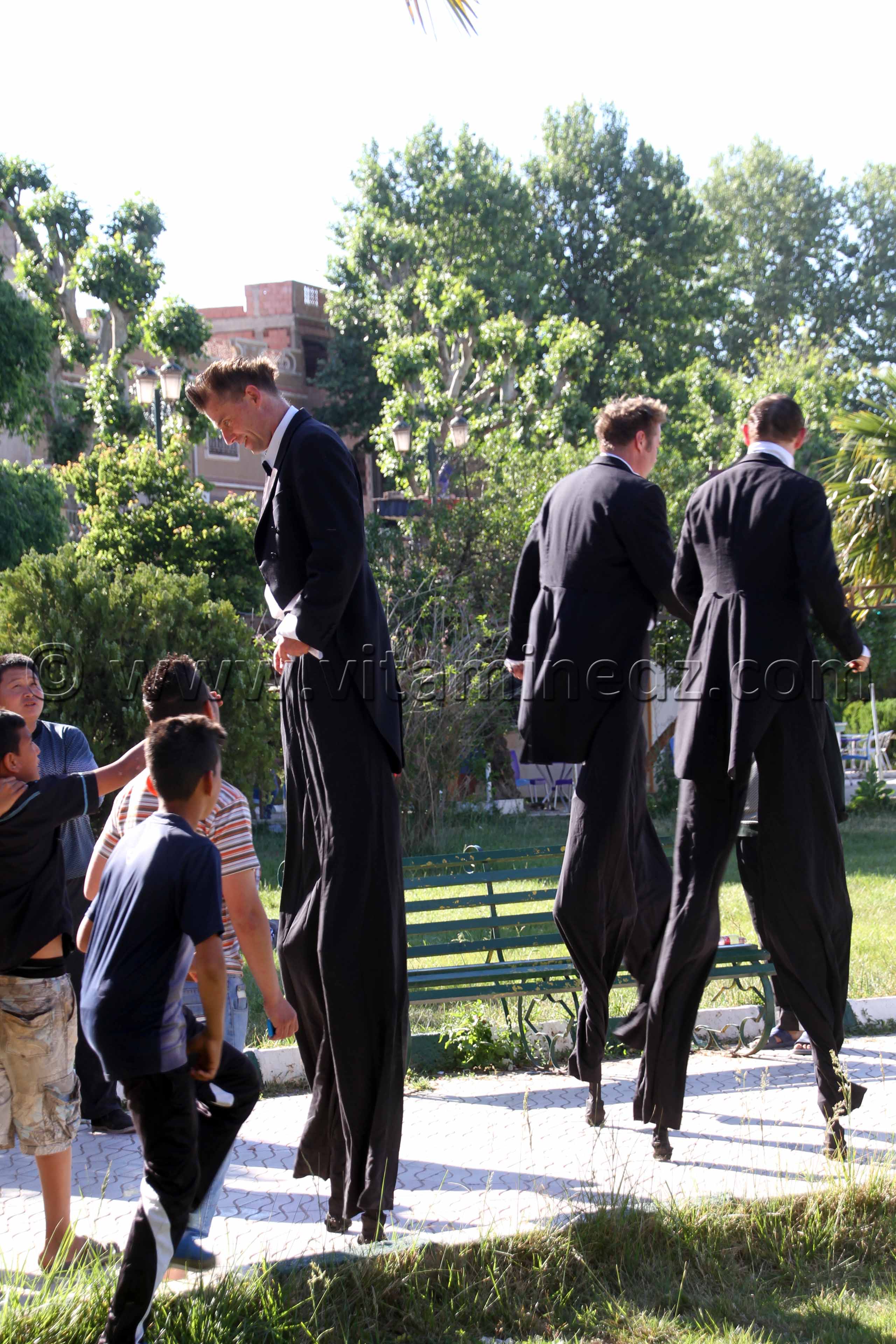 IF Tlemcen  « Wegenstreits Guests » Irriwish Theater (Autriche) Echasses, interactions burlesques au Grand Bassin