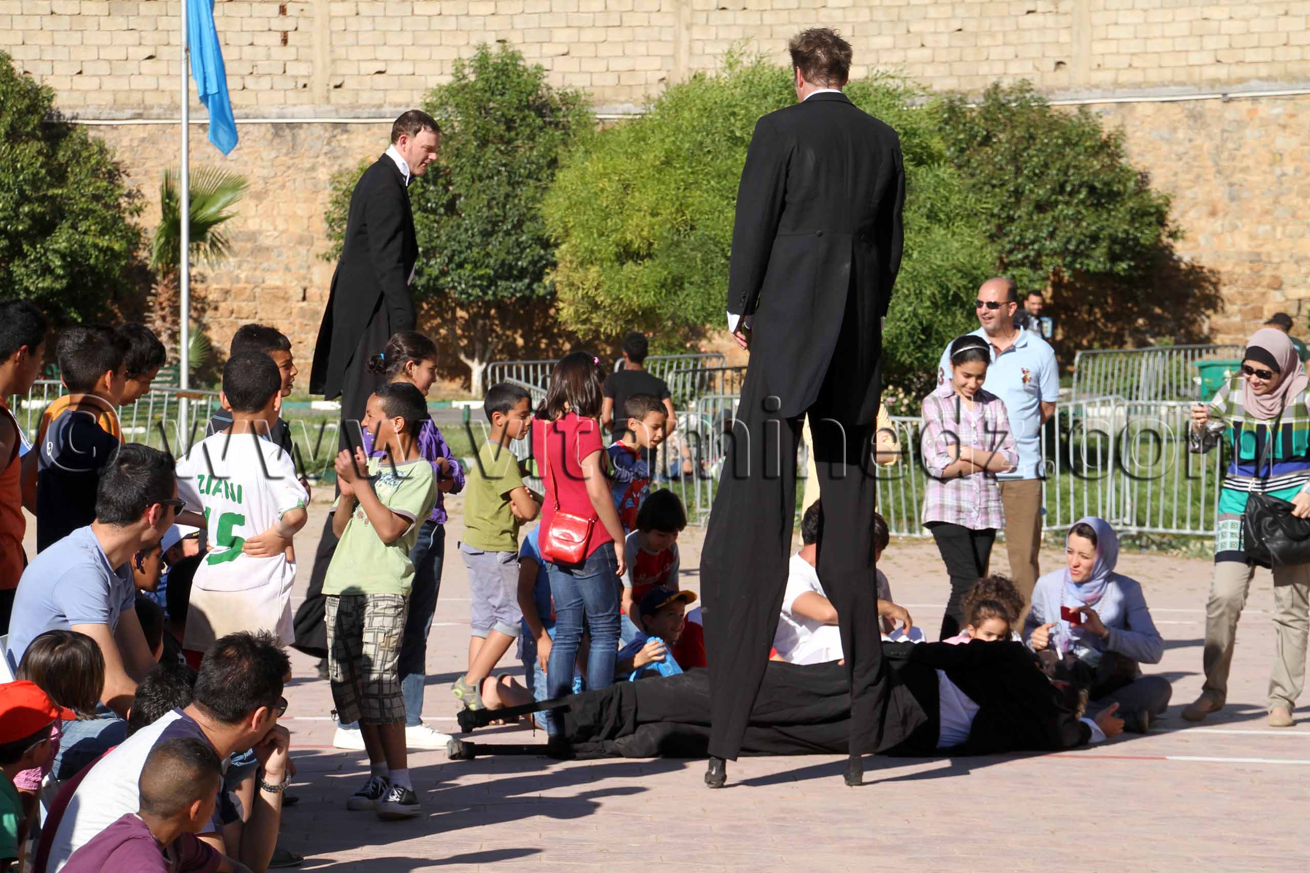 IF Tlemcen  « Wegenstreits Guests » Irriwish Theater (Autriche) Echasses, interactions burlesques au Grand Bassin