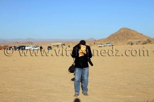 Le photojournaliste Saad Taleb Bendiab au 3ème festival du dromadaire Amni dans la région de Tit (40 Km au nord de Tamanrasset)