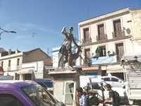 Annaba - Un artisan ferronnier restaure la statue de “Diane la chasseresse”