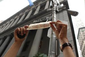 Le Billet de 200 DA à Wall Street